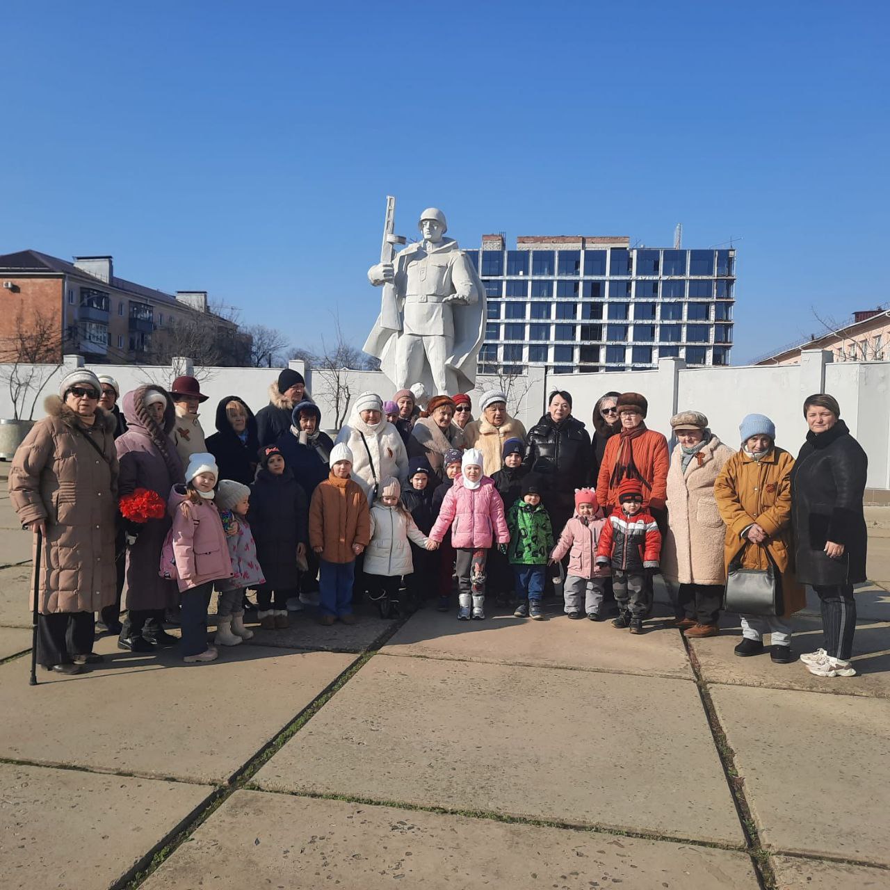 Дети возле мемориала Ради жизни на земле 