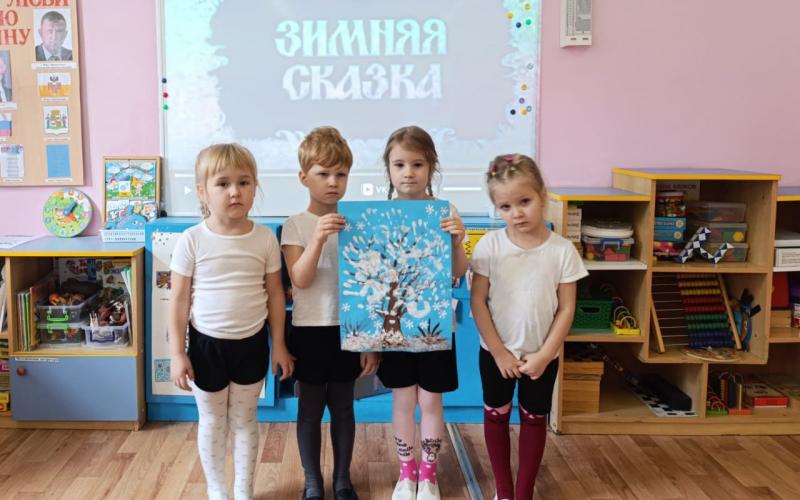 Дети средней группы с коллективной работой Снег