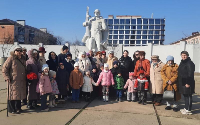 Дети возле мемориала Ради жизни на земле