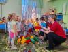 Дети раннего возраста делают постройки из крупного Лего